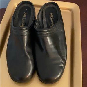 Gently used black slip on mule shoe- women’s 10